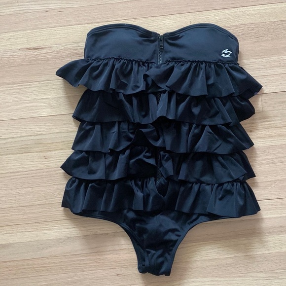 NWOT Billabong Runway Ruffle One Piece Swimsuit - Picture 1 of 4
